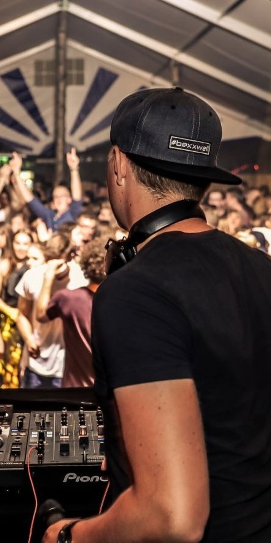 Volle Tanzfläche bei einer Zeltfete