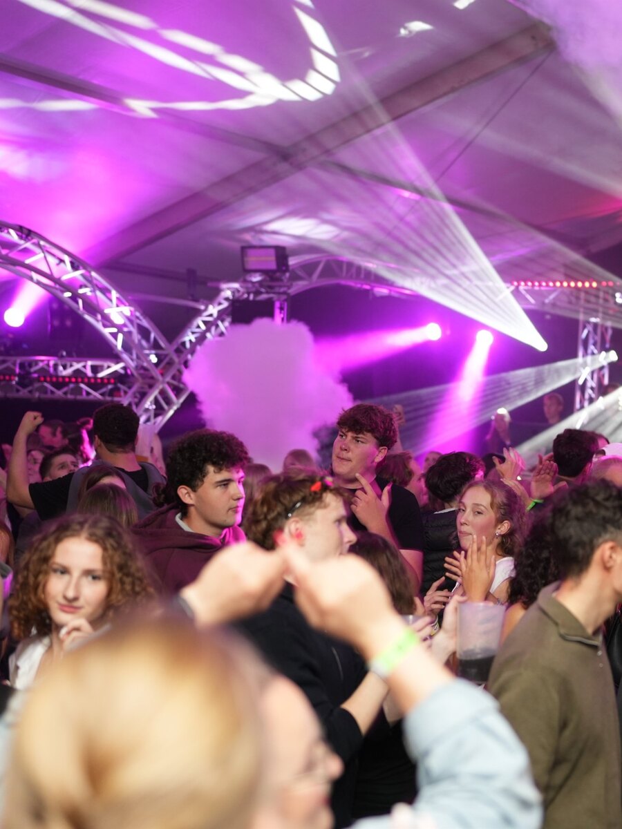 Volles Festzelt mit Lightshow bei einem Dorffest