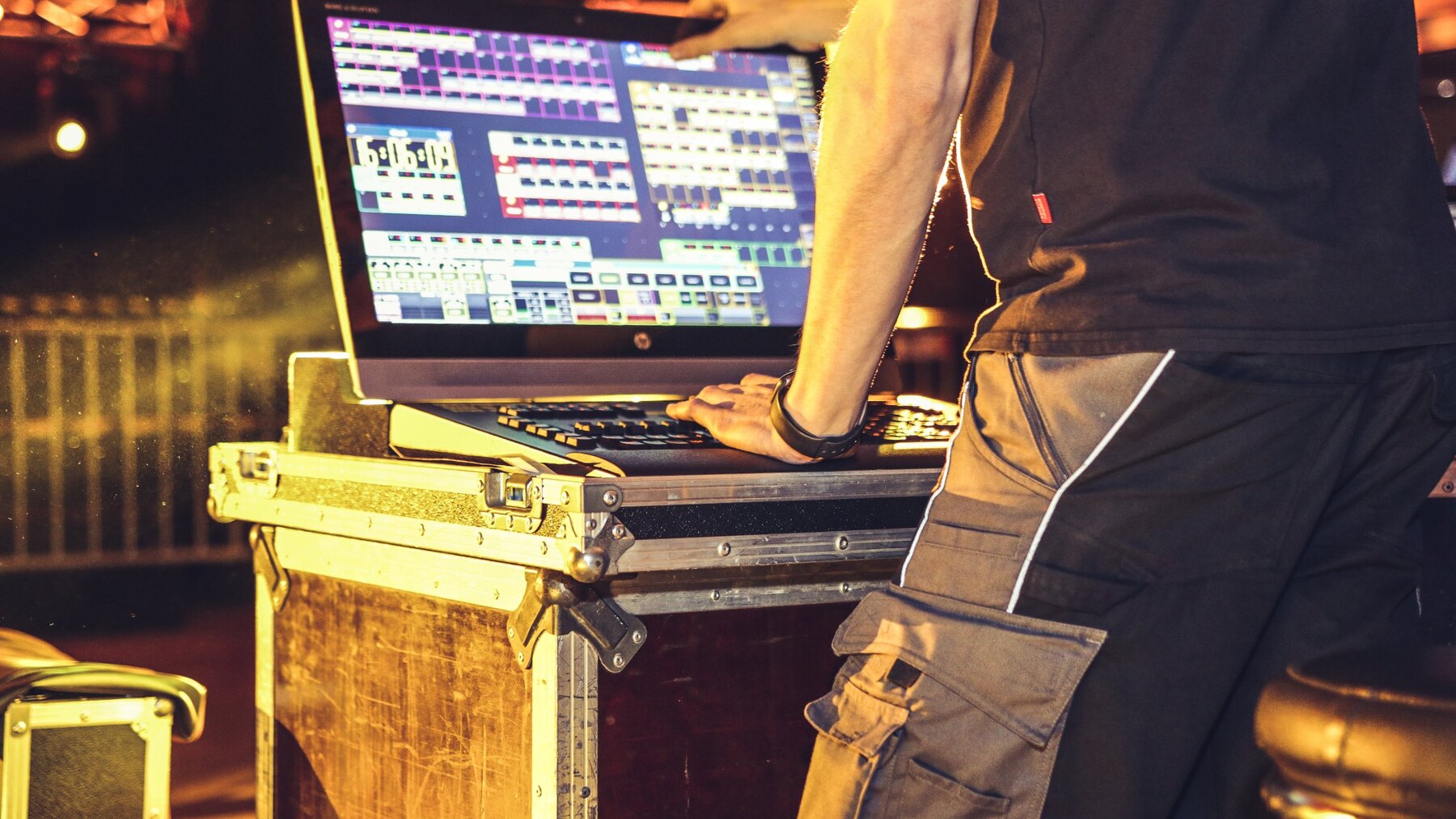 Lichtpult auf dem Flightcase während eines Konzerts