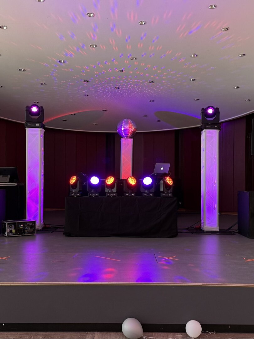 Bühne mit Lichtsäulen bei einem Abschlussball
