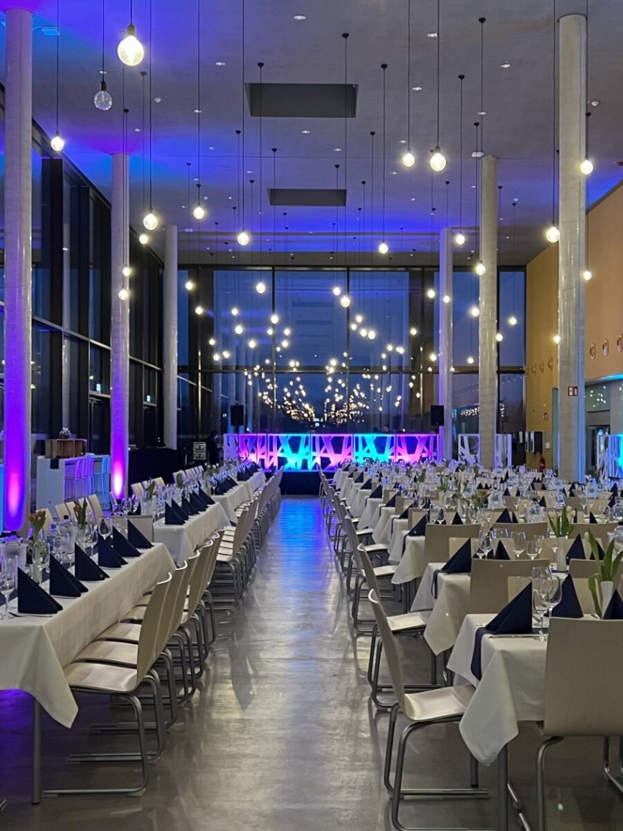Festlich eingedeckter Saal mit farbiger Illumination