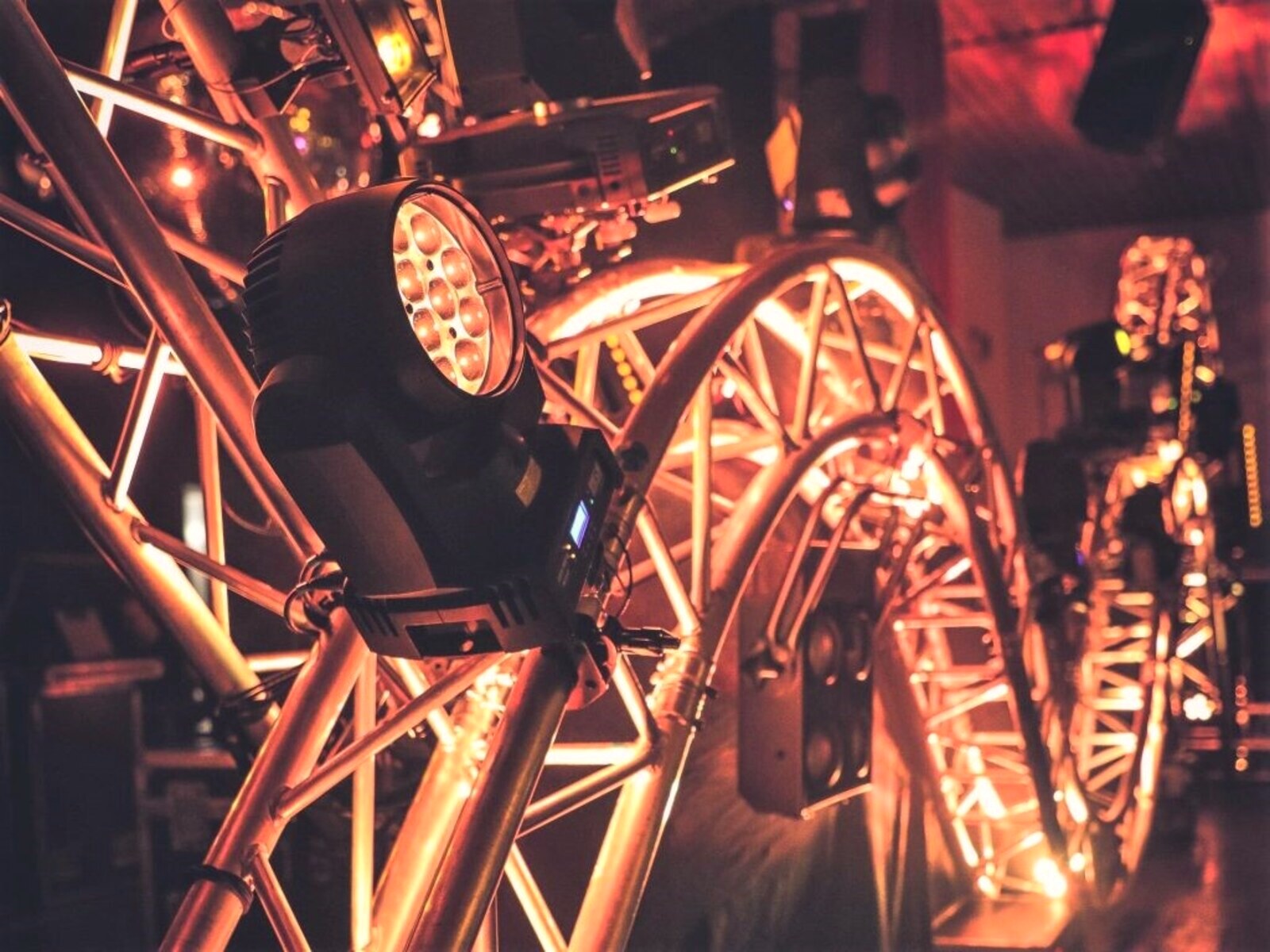 Moving Heads und Lichtstrahlen über einer Bühne